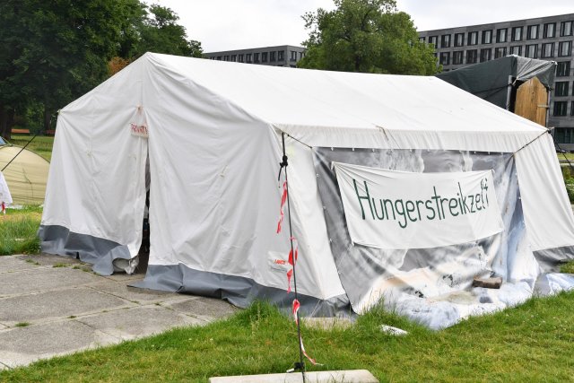 Das »Hungerstreikzelt« hängt im Berliner Invalidenpark