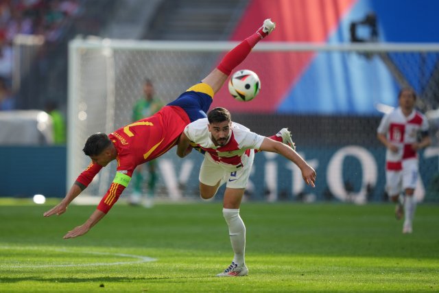 Ein Abend der großen Gesten: Spaniens Alvaro Morata gegen Kroatiens Josip Sutalo (r.)