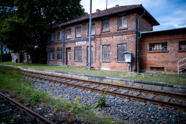 Das ehemalige Bahnhofsgebäude von Nossentin in der Mecklenburgis...
