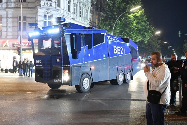 Unsicher für wen? Wasserwerfer der Berliner Polizei in Neukölln.