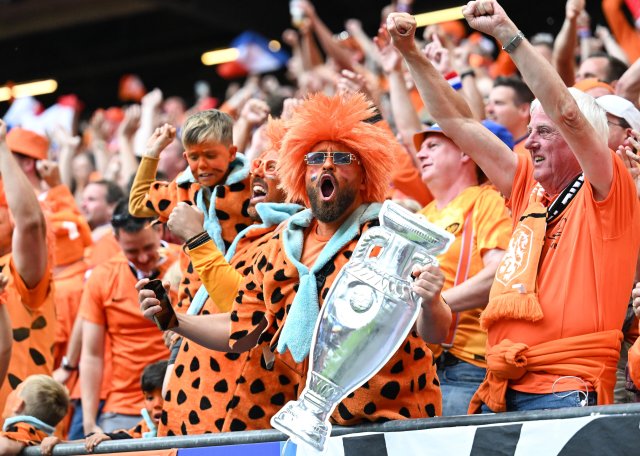 Ein Fan der Niederlande feiert mit einem Pokal auf der Tribüne das 1:2 seiner Mannschaft.