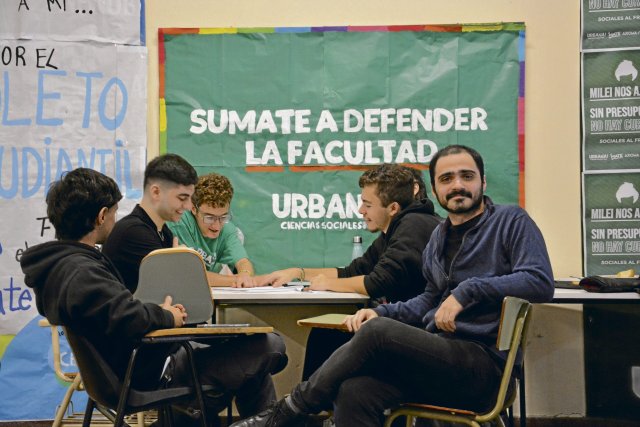 Rodrigo Homberg (rechts) hofft darauf, dass die Proteste an den Universitäten eine Basis für weitere Widerstände gegen die Regierung Milei sein werden.