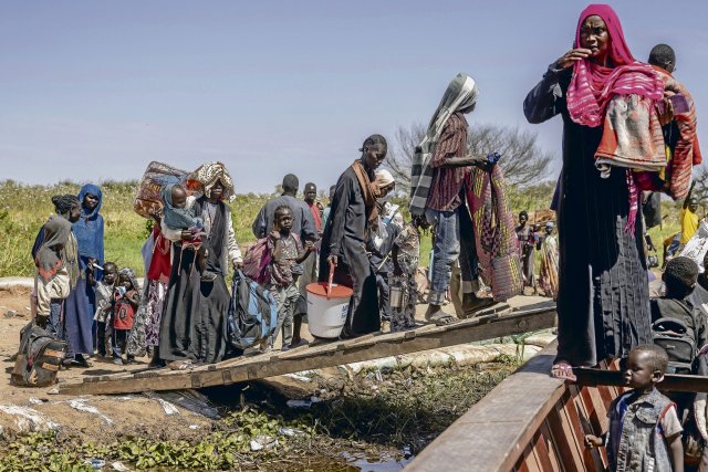 Aus dem Sudan geflüchtete Frauen und Kinder im südsudanesischen Hafen Renk: 550 000 Menschen sind vor dem Krieg im Sudan in den ebenso armen Südsudan geflohen.