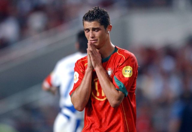 Anfang in Trauer: Cristiano Ronaldo (Portugal) verzweifelt nach der EM-Finalniederlage 2004.