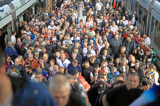 Stundenlanges Warten: Fans in Gelsenkirchen regten sich über volle Züge und Bahnsteige auf.