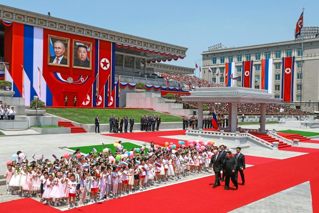Eine Stadt in Weiß-Blau-Rot: Russlands Präsident Wladimir Putin wurde in Pjöngjang mit einem Riesenspektakel empfangen.