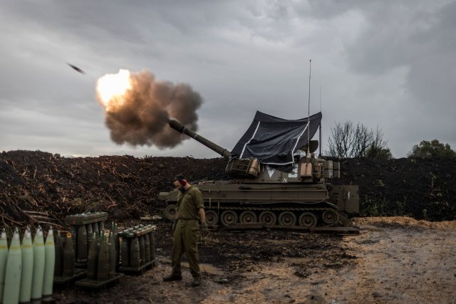 Seit Beginn des Gaza-Kriegs kommt es täglich zu Konfrontationen zwischen der israelischen Armee und der libanesischen Hisbollah-Miliz. Hier feuern israelische Soldaten nahe der Grenze eine Haubitze ab.