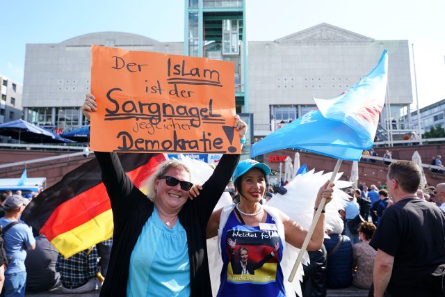 Zwei Frauen, eine Meinung: Gegen den Islam und für Deutschland und die AfD.