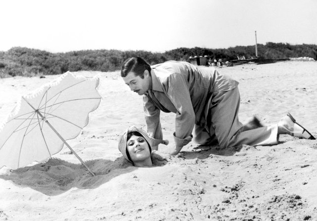 Italiener in langen Hosen sind auch am Strand keine Seltenheit: Marcello Mastroianni als sizilianischer Baron Ferdinando Cefalù im Film »Scheidung auf Italienisch« (1961)