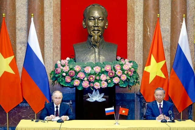 Der russische Präsident Wladimir Putin (l) und der vietnamesische Präsident Tô Lâm bei der Pressekonferenz nach ihrem Gepräch.