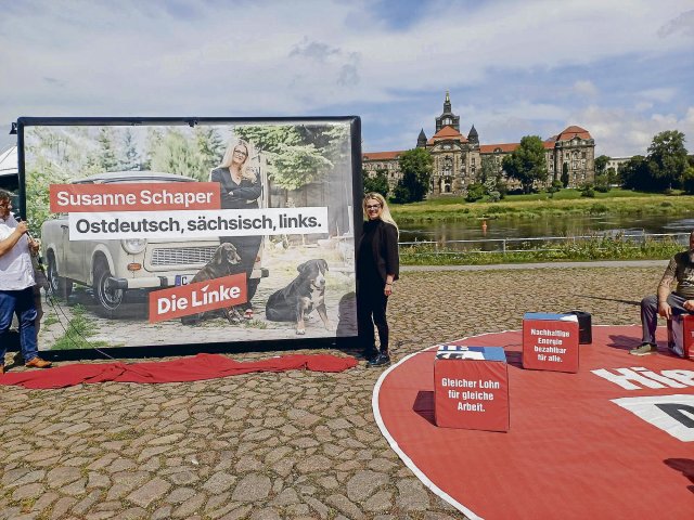 Mit dem eigenen Trabi in einen schweren Wahlkampf: Sachsens Linke-Spitzenfrau Susanne Schaper bei der Präsentation der Plakate