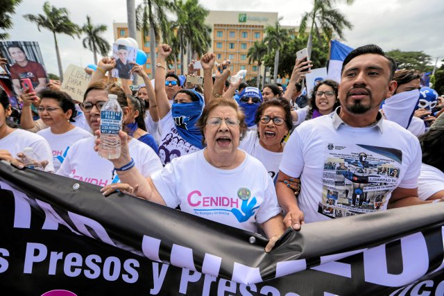 Aktivist*innen des nicaraguanischen Menschenrechtszentrums Cenidh demonstrieren für die politischen Gefangengen in Nicaragua.