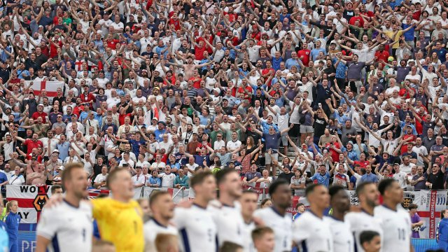 Die Stimmung erreichte im Stadion schnell einen ungeahnten Tiefpunkt, weil das englische Team äußerst blass blieb. In der Stadt feierten die Engländer wie immer.