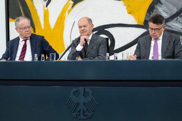 Wollen im Namen des Bundes und der meisten Bundesländer eine verschärfte Asylpraxis: Stephan Weil (SPD), Olaf Scholz (SPD), Boris Rhein (CDU)