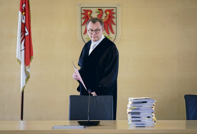 Verfassungsgerichtspräsident Markus Möller bei der Urteilsverkündung in Potsdam