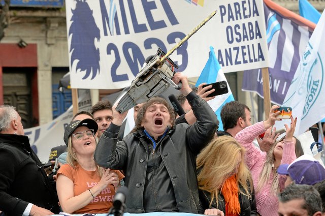 Wahlkampf in Mar del Plata: In Argentinien hat Javier Milei die Kettensäge als Symbol für die Beschneidung des Staates und der öffentlichen Ausgaben etabliert.