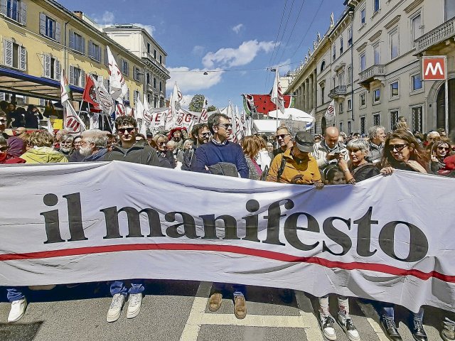 »Il Manifesto« beim Tag der Befreiung Italiens vom Nazifaschismus, am 25. April Mailand. In der Mitte: Andrea Fabozzi
