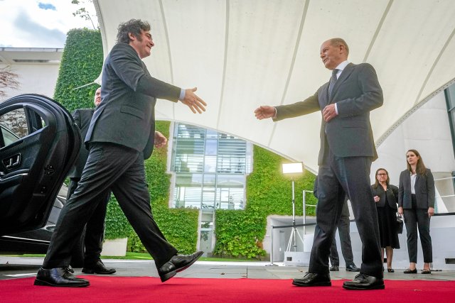 Bundeskanzler Olaf Scholz empfängt Javier Milei (l), Präsident von Argentinien, vor dem Bundeskanzleramt, sozialverträglich. Ansonsten kein Markenzeichen ihrer Politik.