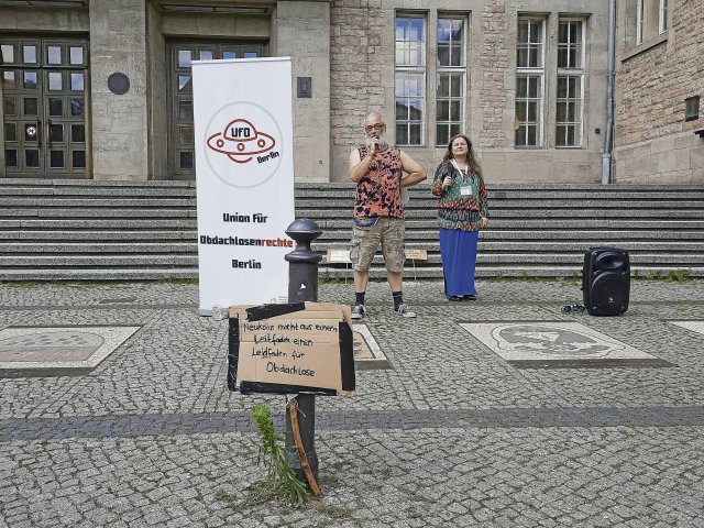 Uwe Mehrtens (links) fordert vor dem Rathaus Neukölln einen besseren Umgang mit wohnungslosen Menschen.