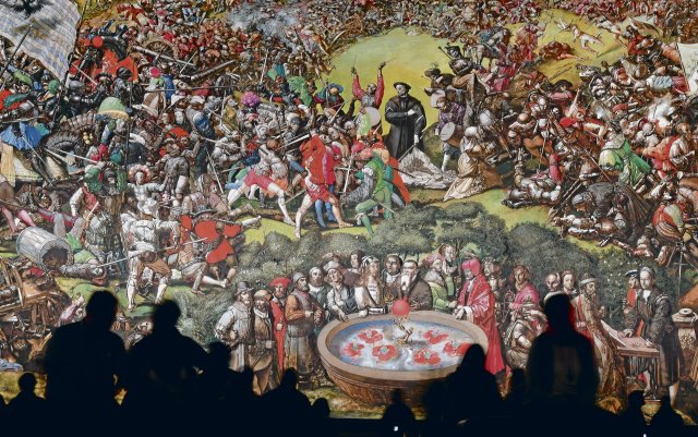Tübkes Gemälde »Frühbürgerliche Revolution in Deutschland«, meist Bauernkriegspanorama genannt, ist mit 1722 m² Fläche eines der größten der Welt. Hier ist nur ein Ausschnitt zu sehen, im Vordergrund Besucher.
