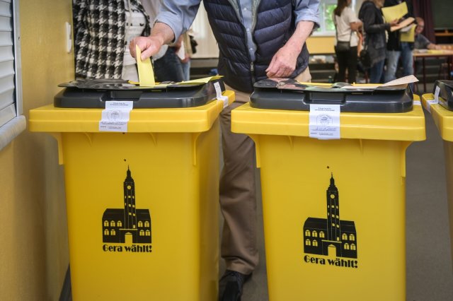Gelbe Wahlurnen mit der Aufschrift «Gera wählt» stehen im Wahllokal in der Realschule «Otto Dix». Zur Kommunalwahl in Thüringen werden unter anderem Bürgermeister, Landräte, Stadträte und Gemeinderäte neu gewählt.