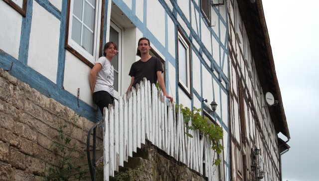 Moni (links) und Chrizki vor dem »blauen Haus«, in dem sie wohnen.