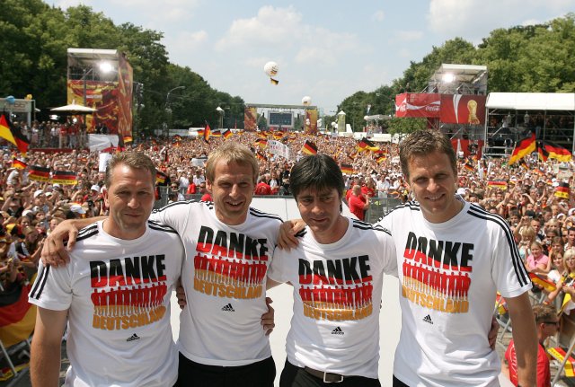 Nach »Danke Deutschland« kam Dunkel-Deutschland, aber gibt es einen Zusammenhang? Das Trainerteam 2006 plus Manager.