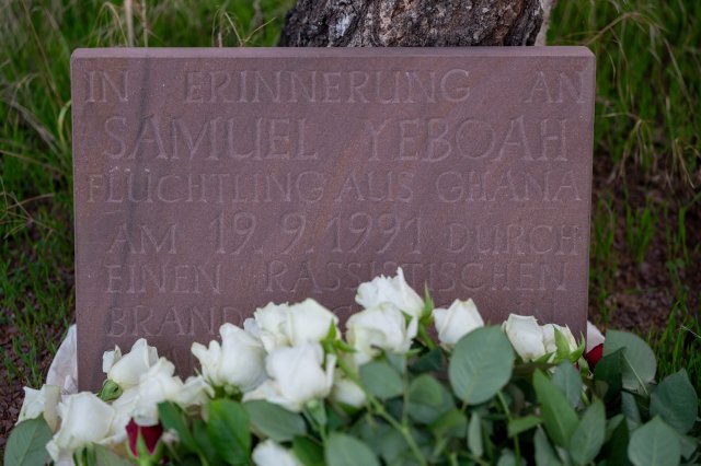 Gedenkstein für den 1991 bei einem Brandanschlag getöteten Samuel Yeboah in Saarlouis. Als Nebenkläger können die Überlebenden Revision gegen das neue Urteil einlegen.