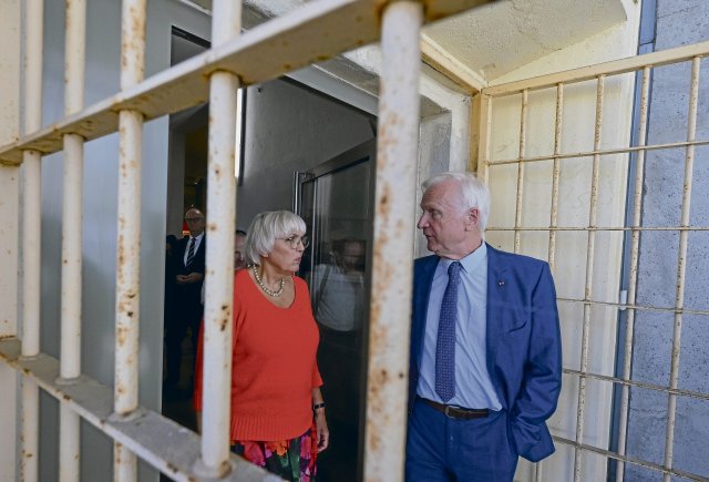 Claudia Roth mit Dieter Dombrowski in dem Gefängnis, das heute eine Gedenkstätte ist.