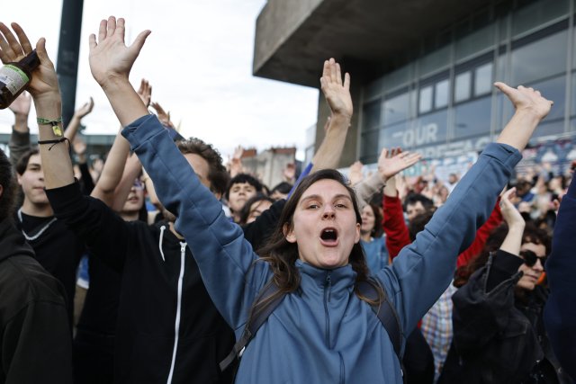 Menschen im französischen Nantes reagieren auf die ersten Hochrechnungen der zweiten Runde der Parlamentswahlen.
