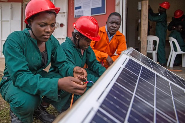 Auszubildende lernen in Uganda, wie man Solaranlagen installiert. Für derlei Projekte braucht es eine langfristige Finanzplanung.