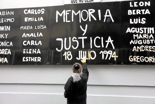 Am 18. Juli wird in Buenos Aires regelmäßig der Toten des Anschlages auf das Gebäude der jüdischen Hilfsoganisation AMIA gedacht, dem 1994 an besagtem Tag 85 Menschen zum Opfer fielen.