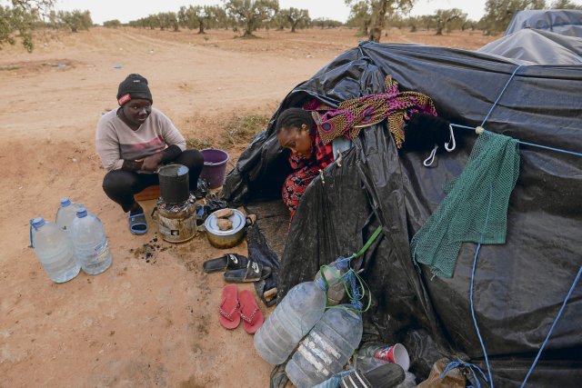 Die gestrandeten Migranten in Al Amra bekommen keinerlei Zuwendungen und leben in selbst errichteten Camps. Sie warten auf eine Möglichkeit zur Überfahrt nach Europa.