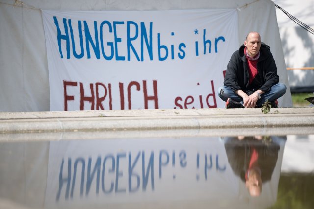 Wolfgang Metzeler-Kick sitzt am neuen Standort des Hungerstreik-Camps im Invalidenpark in Berlin.