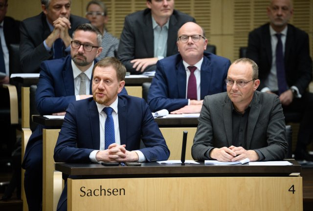 Uneinig im Bundesrat: CDU-Ministerpräsident Michael Kretschmer (vorn links) sowie seine Stellvertreter Martin Dulig (SPD, dahinter) und Wolfram Günther (Bündnisgrüne, vorn rechts)