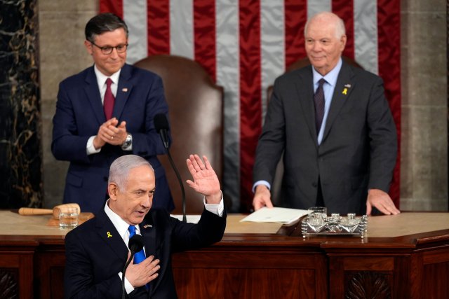 Der israelische Premierminister Benjamin Netanjahu (M) vor einer...