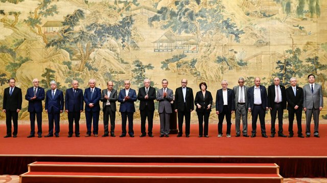 Chinas Außenminister Wang Yi (M) posiert für ein Gruppenfoto mit...