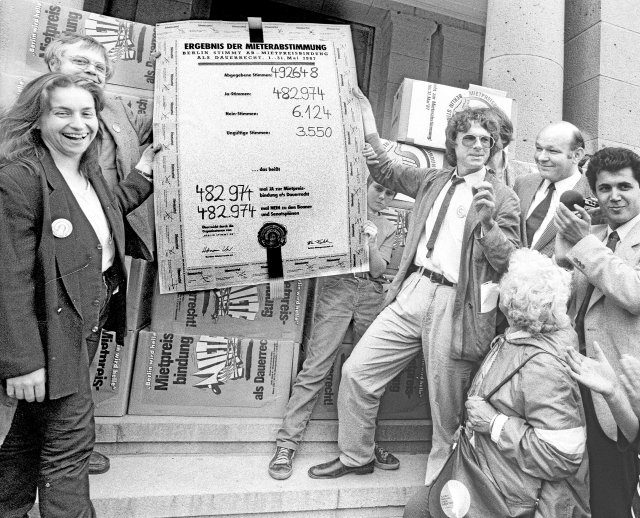 Rathaus Schöneberg, 5. Juni 1987: Das Ergebnis der Unterschriftensammlung für die Beibehaltung der Mietpreisbindung wird vorgestellt.