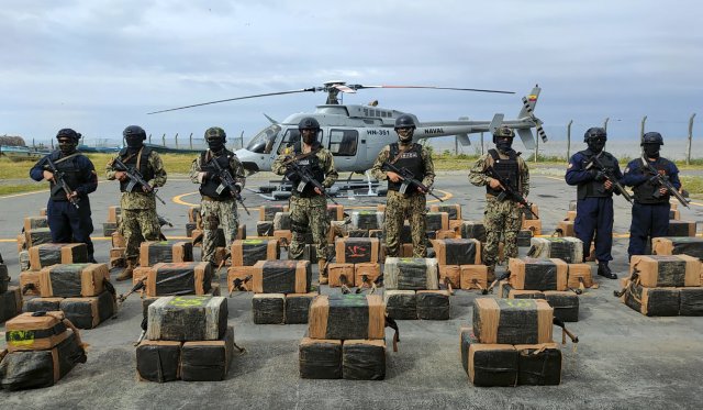 Ecuadorianische Soldaten präsentieren im Januar sichergestelltes Kokain.