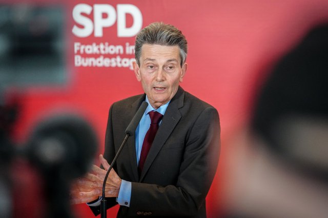 Rolf Mützenich, Vorsitzender der SPD-Bundestagsfraktion, warnt vor neuen US-Raketen in Deutschland.