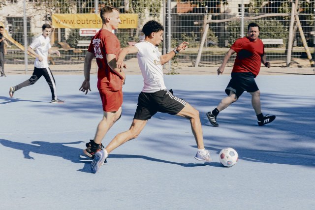 Blaulicht-Kick: Beim Projekt »Hot Asphalt Cup Outreach« spielten Jugendliche gegen die Berliner Feuerwehr.