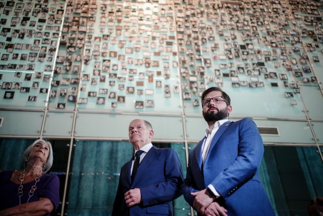 Januar 2023: Bundeskanzler Olaf Scholz (SPD) besichtigt das Museum für Erinnerung und Menschenrechte mit Gabriel Boric (r), Präsident von Chile. Vor 25 Jahren gingen die Behörden erstmals gegen die Führung der Colonia Dignidad (Kolonie der Würde) in Chile vor. Hunderte wurden in der von Deutschen gegründeten Siedlung getötet, gefoltert und missbraucht. Die von Scholz und Boric versprochene Gedenkstätte an die Opfer der Colonia Dignidad lässt weiter auf sich warten.