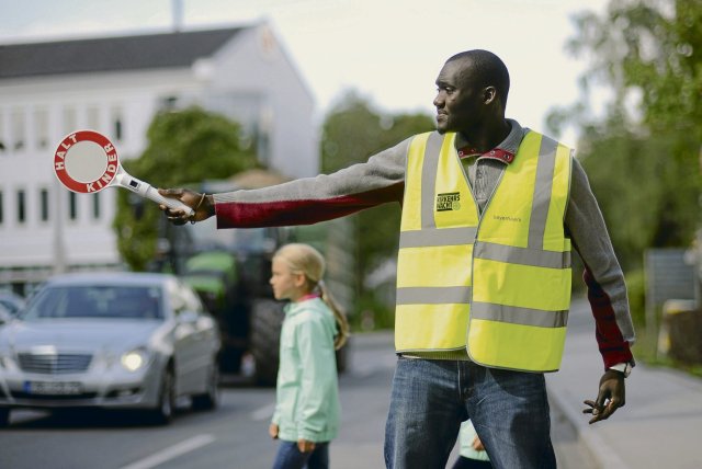 Wenn ihr Asylantrag abgelehnt wird, dürfen Geflüchtete kein Geld verdienen, werden aber symbolisch und ehrenamtlich beschäftigt wie dieser Mann aus dem Senegal, der in Ebersberg bei München als Schülerlotse eingesetzt wurde. Die CDU will Geflüchtete künftig zu solchen gemeinnützigen Tätigkeiten verpflichten.