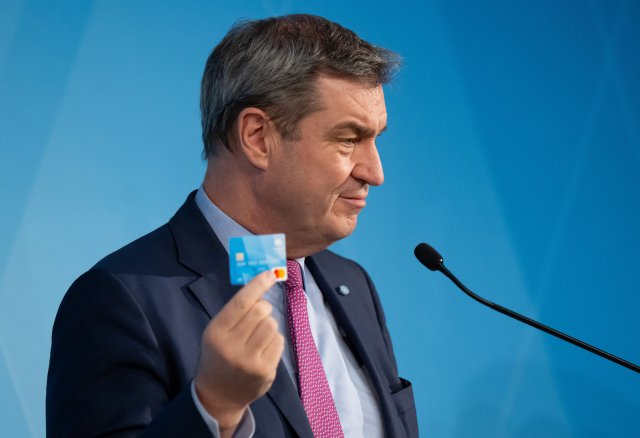 Für Markus Söder (CSU) gibt es ein Menschenrecht auf Bares. So lange diese Menschen einen deutschen Pass haben.