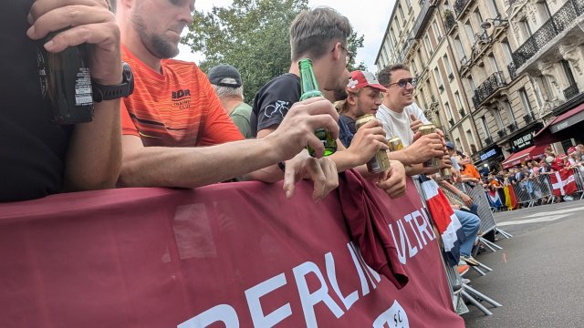 In der ersten Reihe: Die Berliner an ihrem Banner