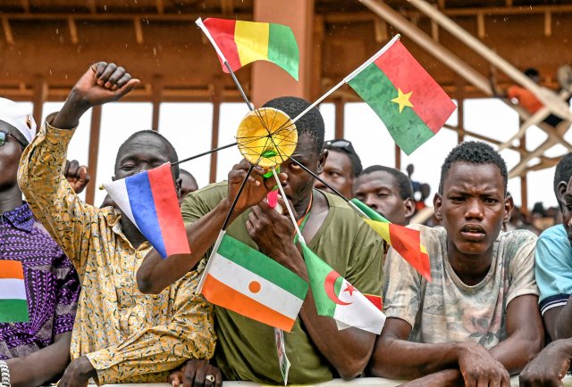 Die Allianz der Sahel-Staaten ist weder national noch international isoliert: Zu Russland, Indien und Algerien gibt es gute Beziehungen, zeigt ein Junta-Anhänger in Niger.