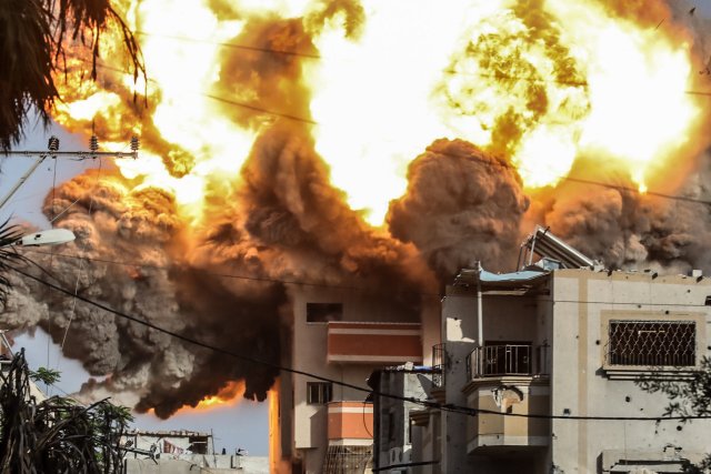 Mithilfe von Amazons »Kill Cloud« soll Israel Ziele für Luftangriffe in Gaza bestimmt haben (Symbolbild: Ein Wohnhaus im Flüchtlingslager Bureidsch bei einer Bombardierung im Juni).