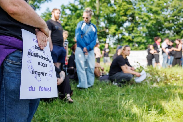 Solidaritätsbekundung für die in Nürnberg festgenommene Hanna S. Sie könnte die nächste sein, die nach Ungarn ausgeliefert wird. Ein Ersuchen gibt es aber noch nicht.