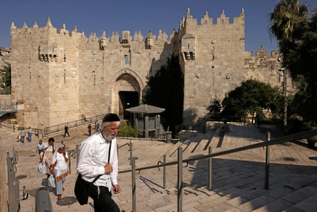 Normales Treiben rund um das Damaskustor in Jerusalems Altstadt.