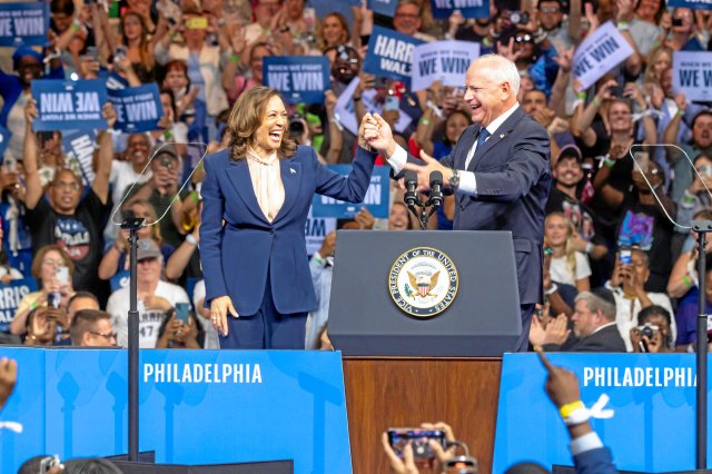 Kamala Harris hat sich Tim Walz (r.) als ihren Vizepräsidentschafts-Kandidaten auserwählt.